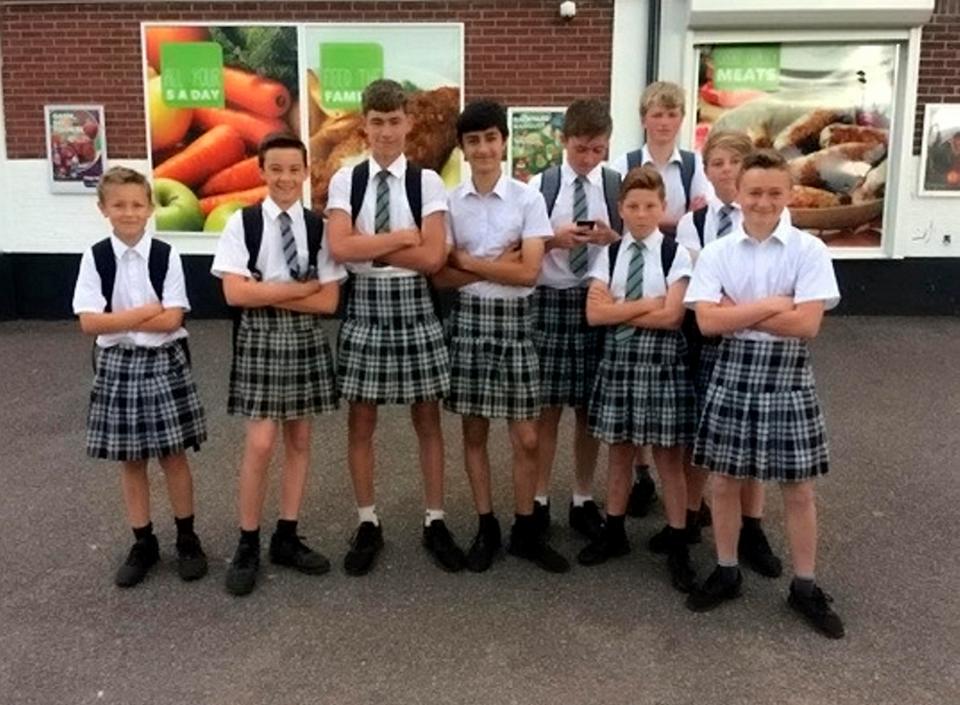 Algunos de los chicos que fueron a la escuela usando faldas