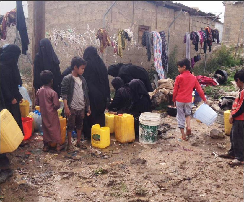 yemenies buscan agua potable
