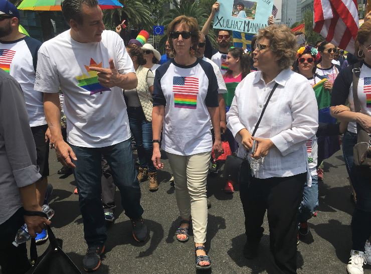Los embajadores de Canadá, Pierre Alarie y de Estados Unidos, Roberta Jacobson participaron en la edición 39 de la marcha LGBTTTI (Notimex)