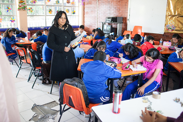 Maestra imaprte clases en una escuela de la cdmx