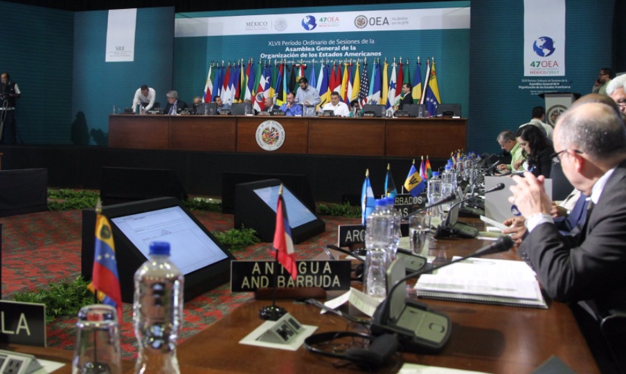 En la Asamblea de la OEA discuten las delegaciones antes del panel "Estado de Derecho y Democracia" (Twitter: @OEA_oficial)