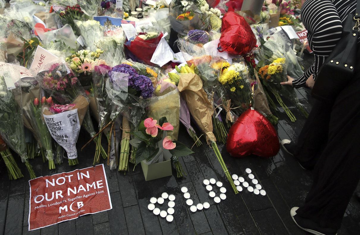 Ofrenda a víctimas del atentado en London Bridge