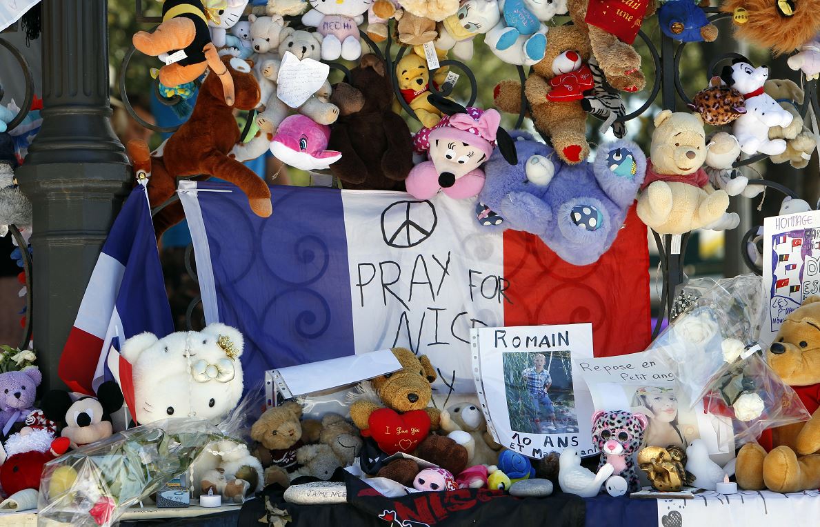 Ofrenda a víctimas del atentado terrorista de 2016 en Niza, Francia