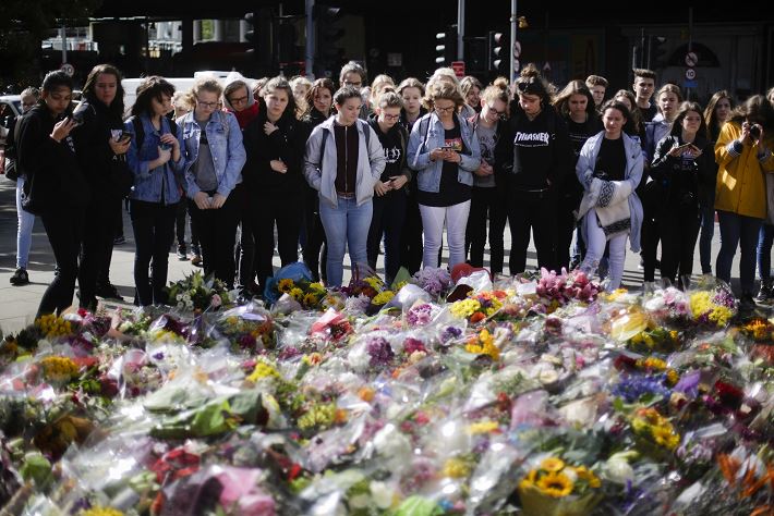 Ofrendas florales en London Bridge tras atentado del 3 de junio