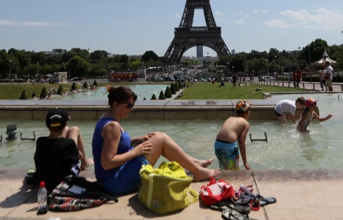 Parisinos en la Plaza del Trocadero se refrescan ante las intensas temperaturas (Foto: Francetvinfo)
