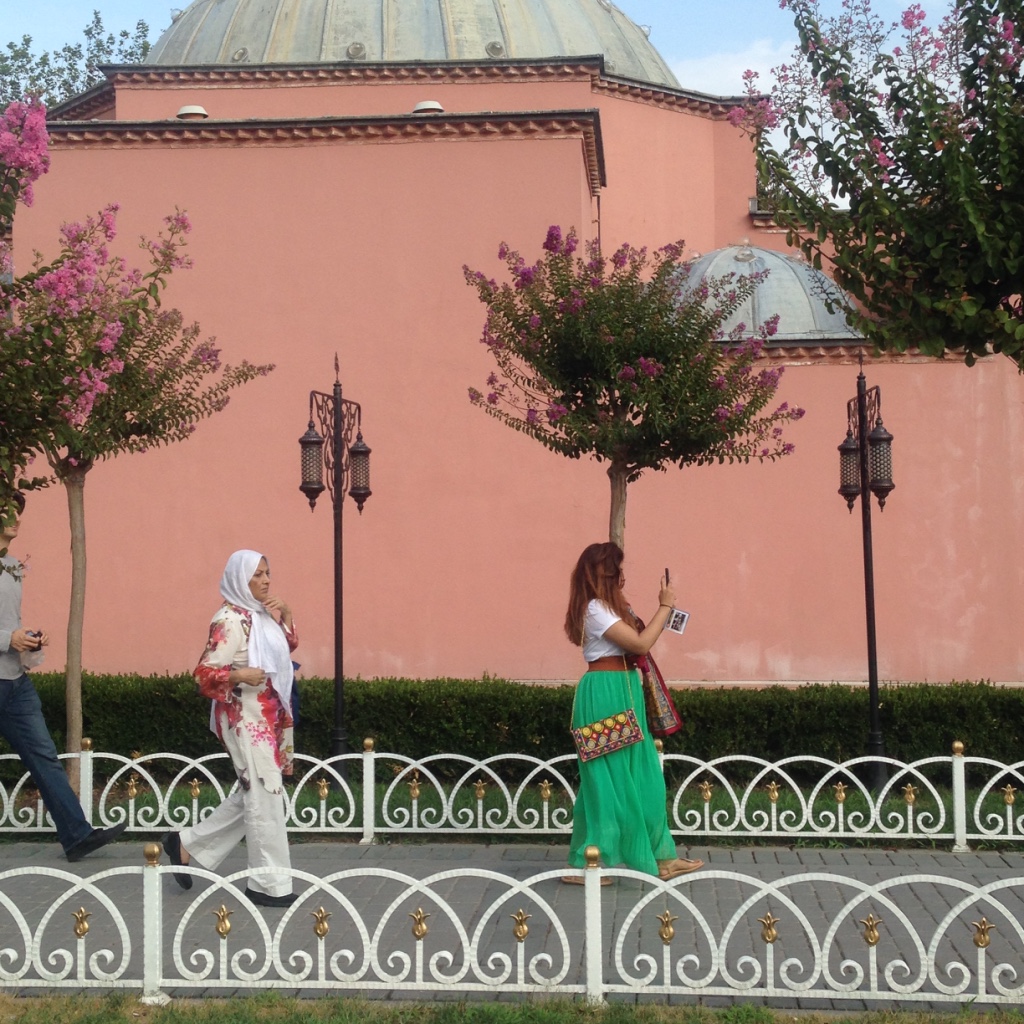 Contraste entre dos mujeres de Estambul