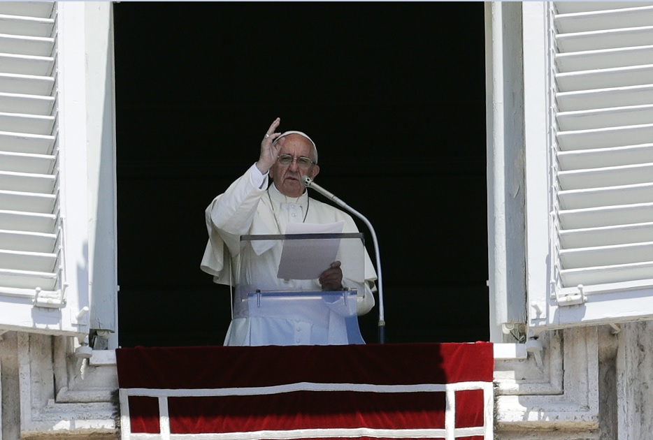 El papa Francisco dirige la oración dominical del Angelus en la Plaza de San Pedro en el Vaticano (Reuters)