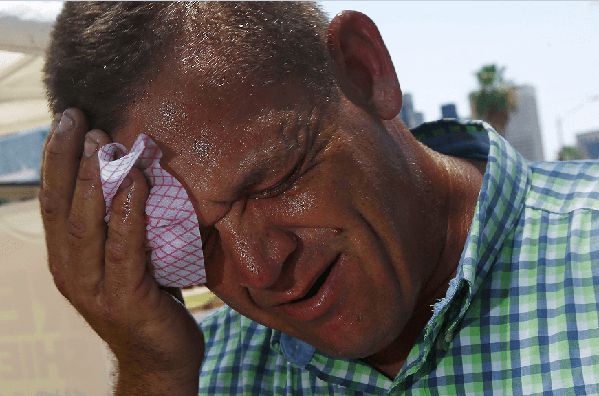 Hombre se limpia la cara ante ola de calor en EU