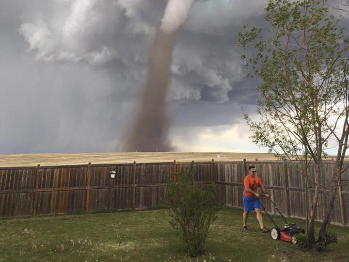 Tornado, Hombre, cortando pasto, foto