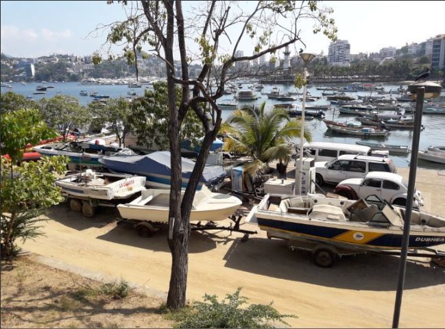 Barcos son abandonados en playa manzanillo