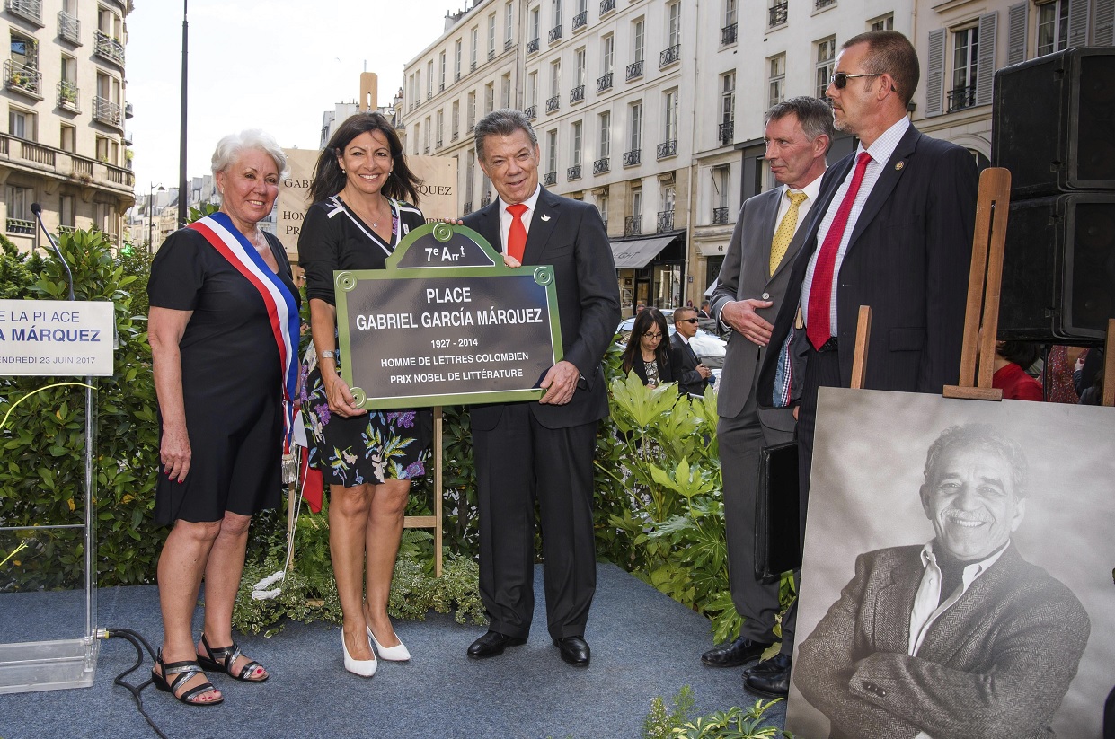 El presidente colombiano, Juan Manuel Santos, junto a la alcaldesa de París, Ana Hidalgo (EFE)
