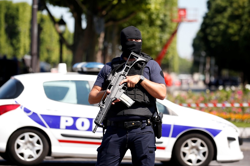 Un policía francés asegura el área en la avenida de los Campos Elíseos después de un incidente en París (Reuters)