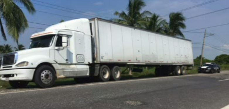 Policía Federal asegura tráiler robado en Veracruz