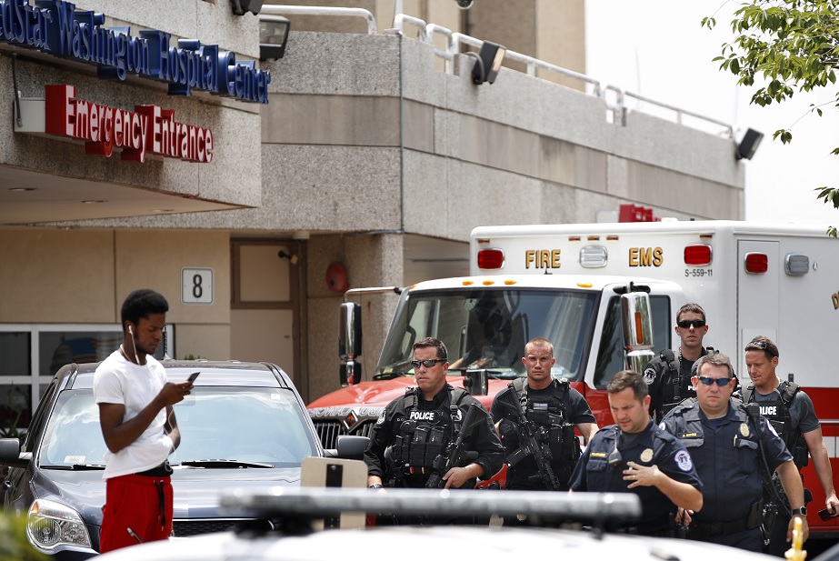 Policías en la entrada de emergencias del MedStar Washington Hospital Center (AP)