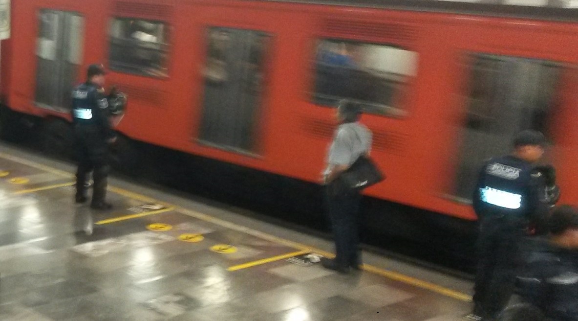 Un hombre espera en un anden del Metro CDMX