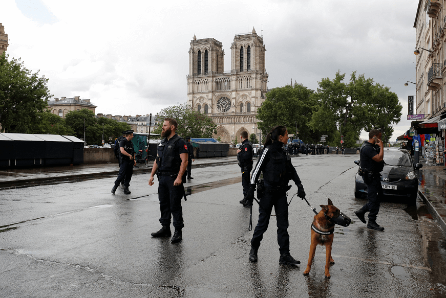 Policías de París vigilan los alrededores de la catedral de Notre Dame tras incidente