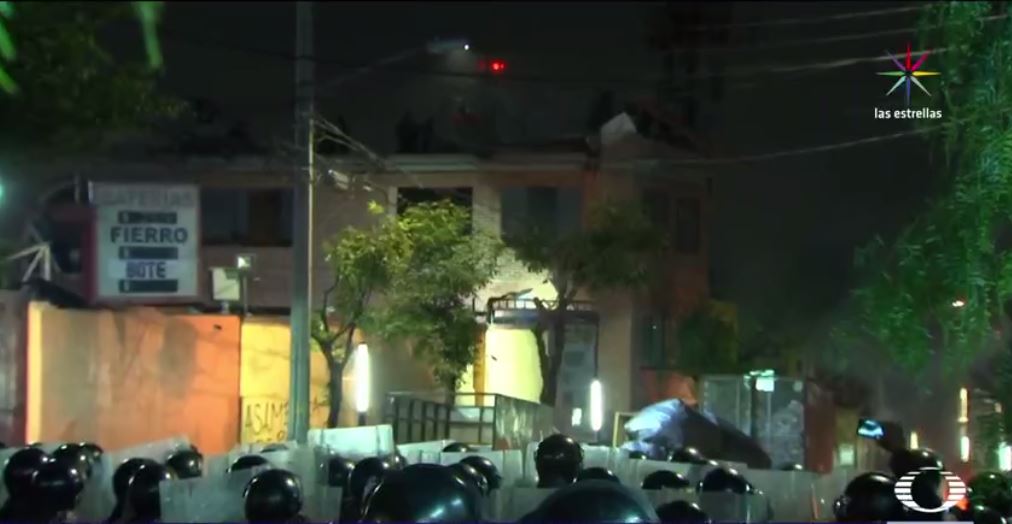 policias desalojan edificio en la ciudad de mexico