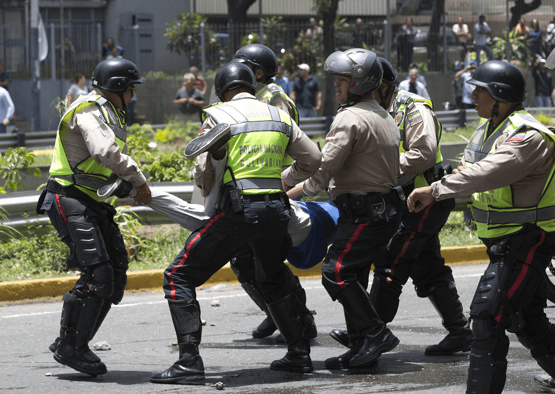 Policías venezolanos cargan a un manifestante durante las protestas