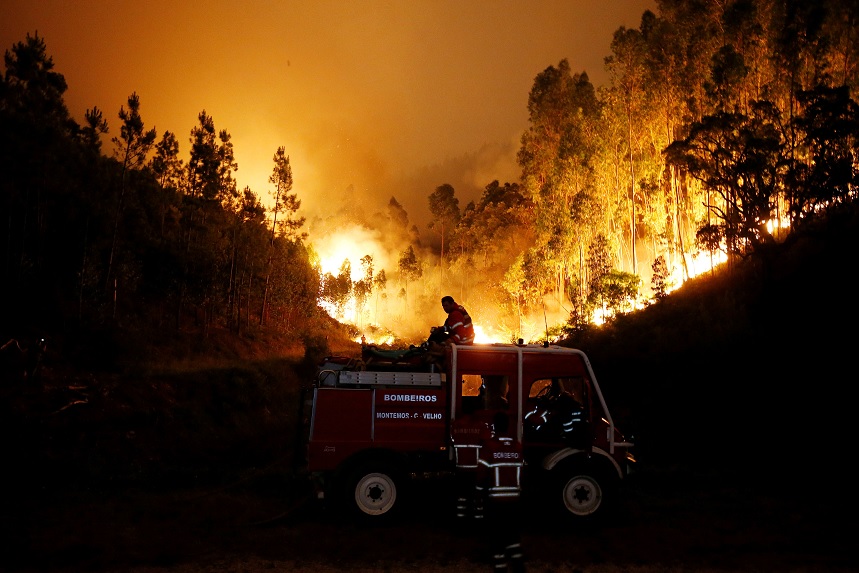 Bomberos trabajan para apagar un incendio forestal cerca de Bouca, en el centro de Portugal (Reuters)