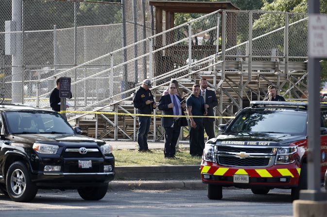 Agentes investigan la escena de un tiroteo cerca de un campo de béisbol en Alejandría, Virginia (AP)