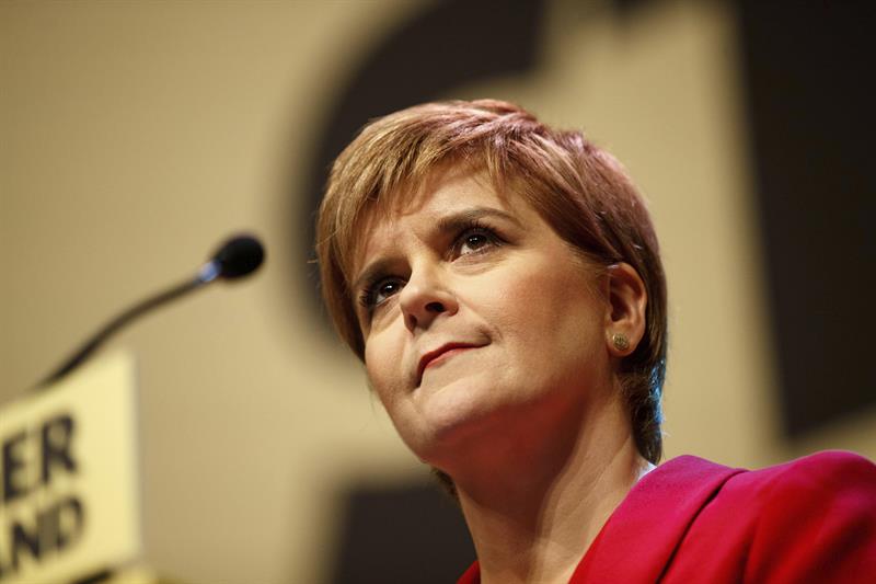 Primera ministra de Escocia pospone plan