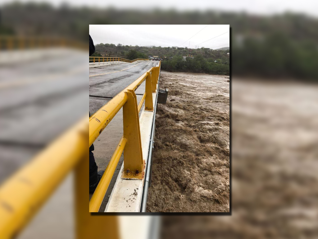 Puente afectado por lluvias en Oaxaca