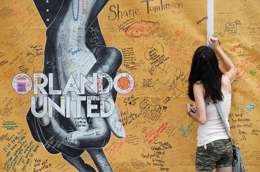 Firman la pared afuera del Pulse Nightclub, en Orlando, Florida, en el primer aniversario del peor tiroteo de EU (Reuters)