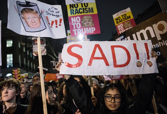 Manifestantes sostienen pancartas contra Donald Trump (Getty Images)