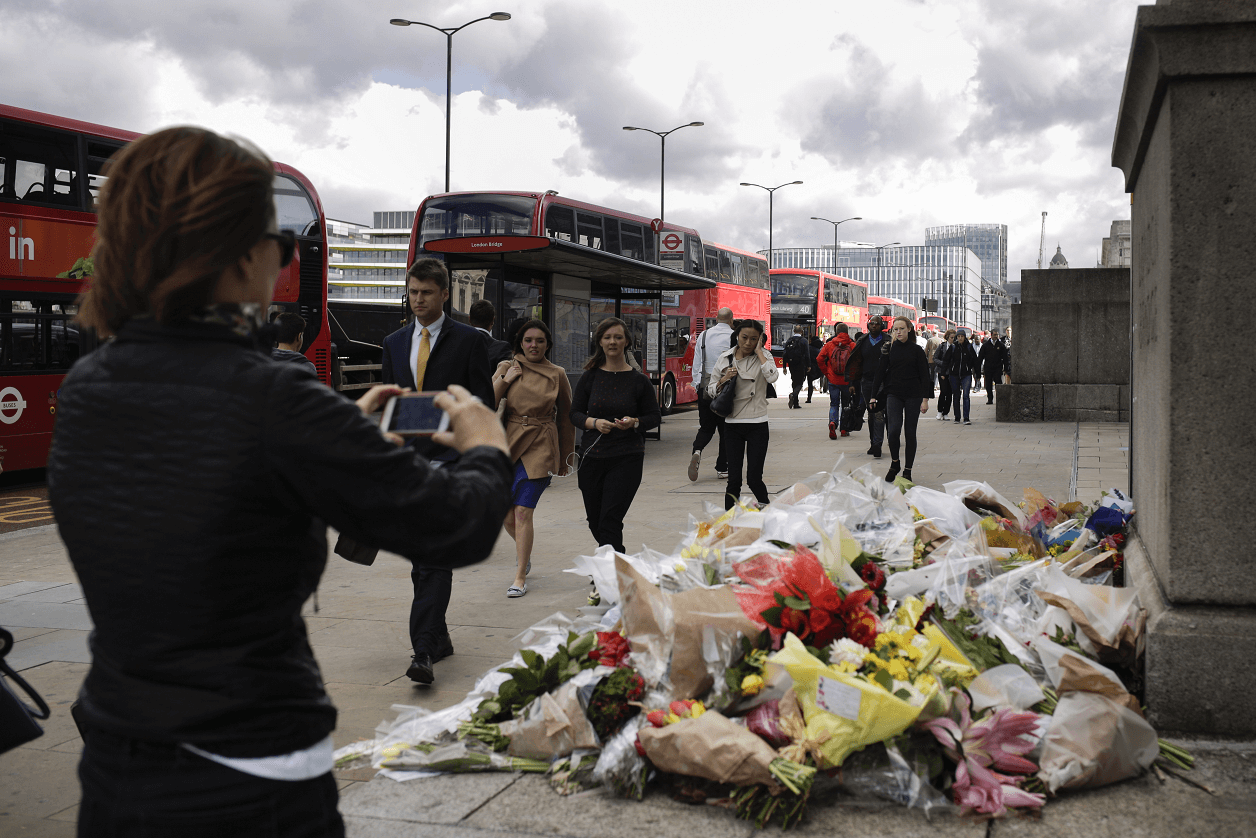 Ramos de flores lucen enel Puente de Londres, en honor a las víctimas del atentado del sábado