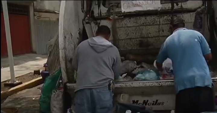 Trabajadores de la CDMX separan la basura