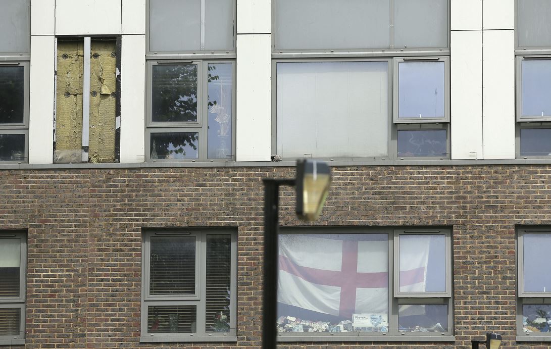 Recubrimiento flamable removido de un edificio residencial en Reino Unido