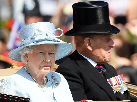La reina Isabel II de Gran Bretaña acompañada por el duque de Edimburgo (Reuters)