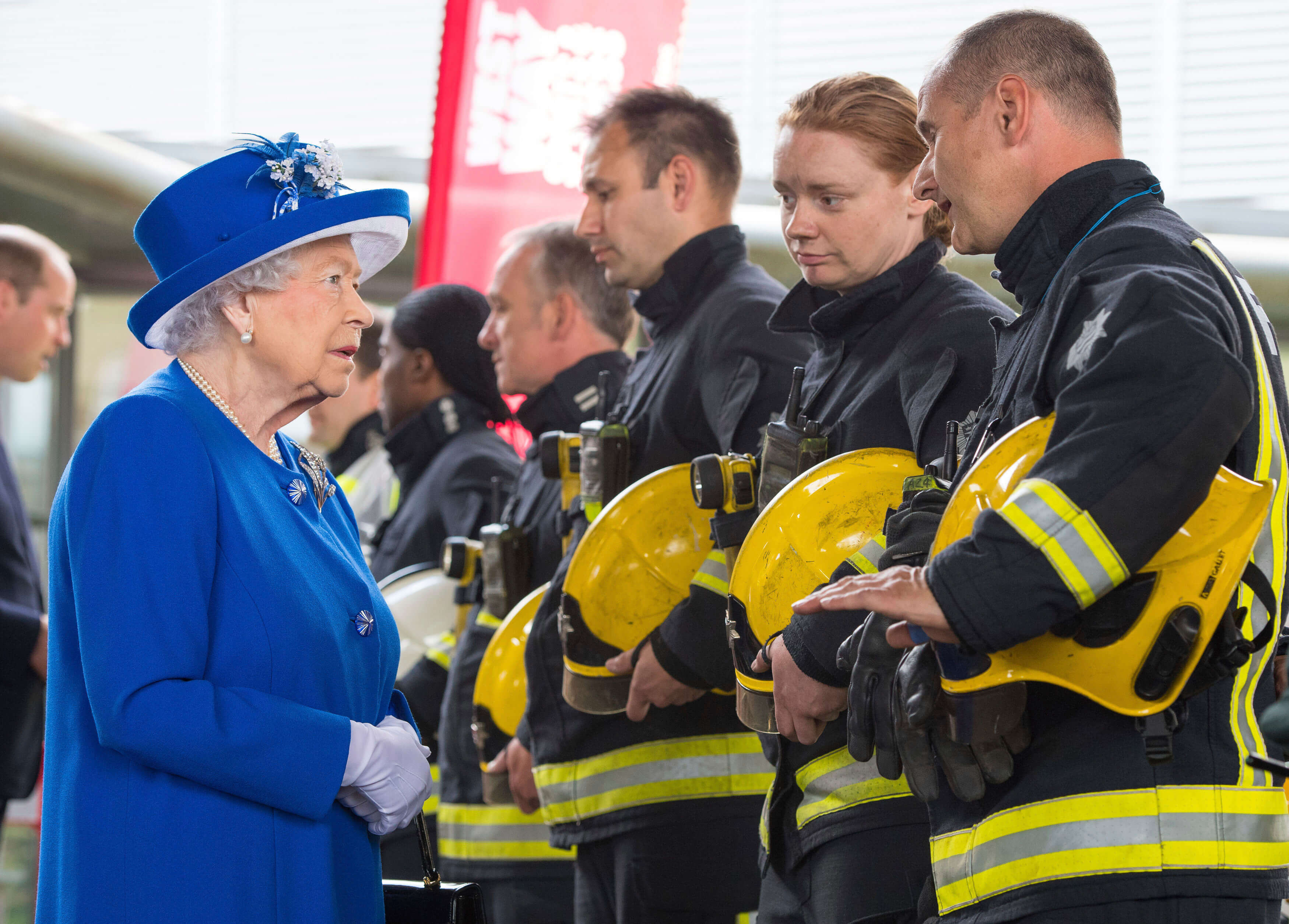 Reina Isabel II se reúne con bomberos 