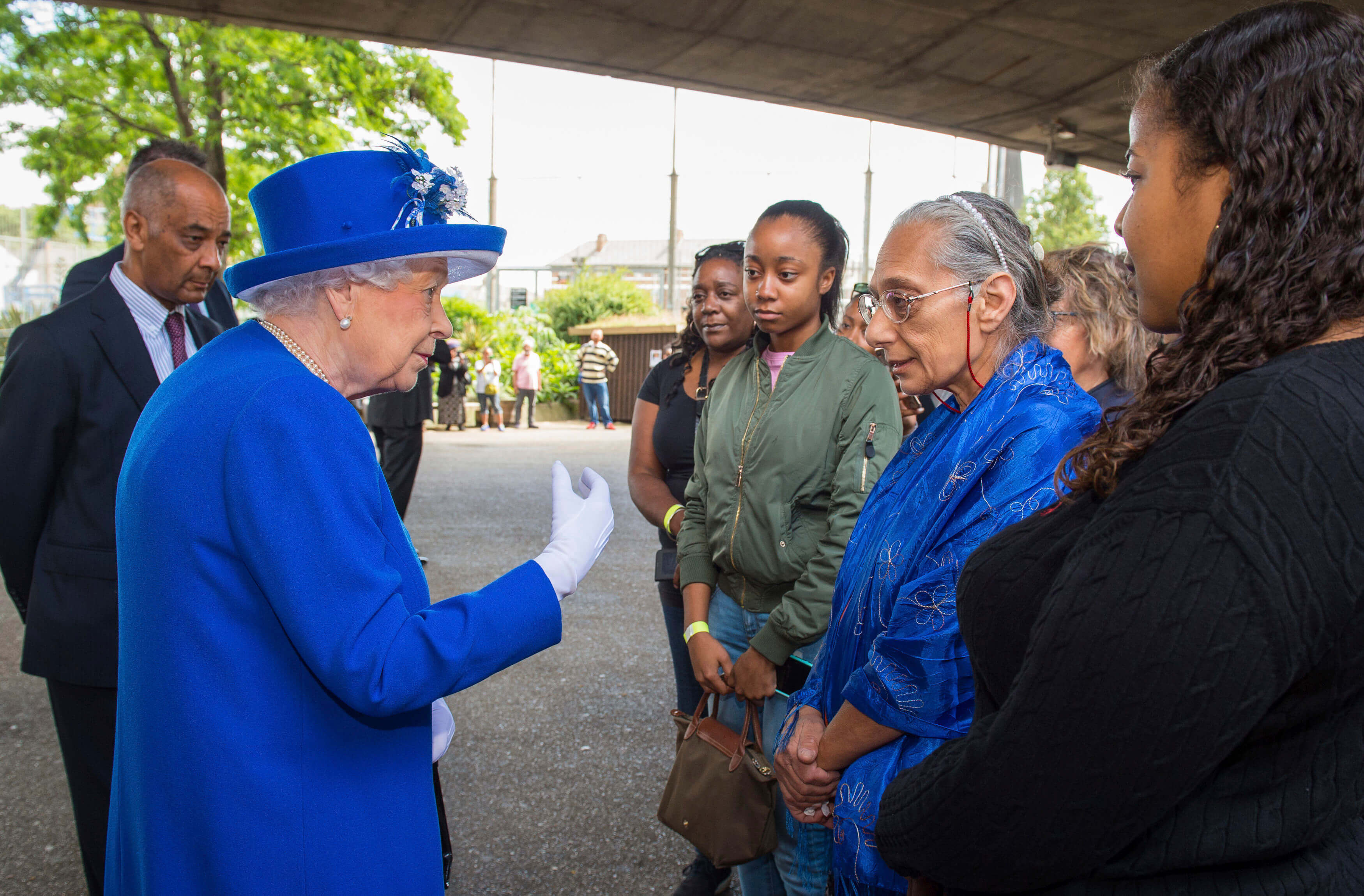 Reina Isabel II se reúne con sobrevivientes del incendio en Londres