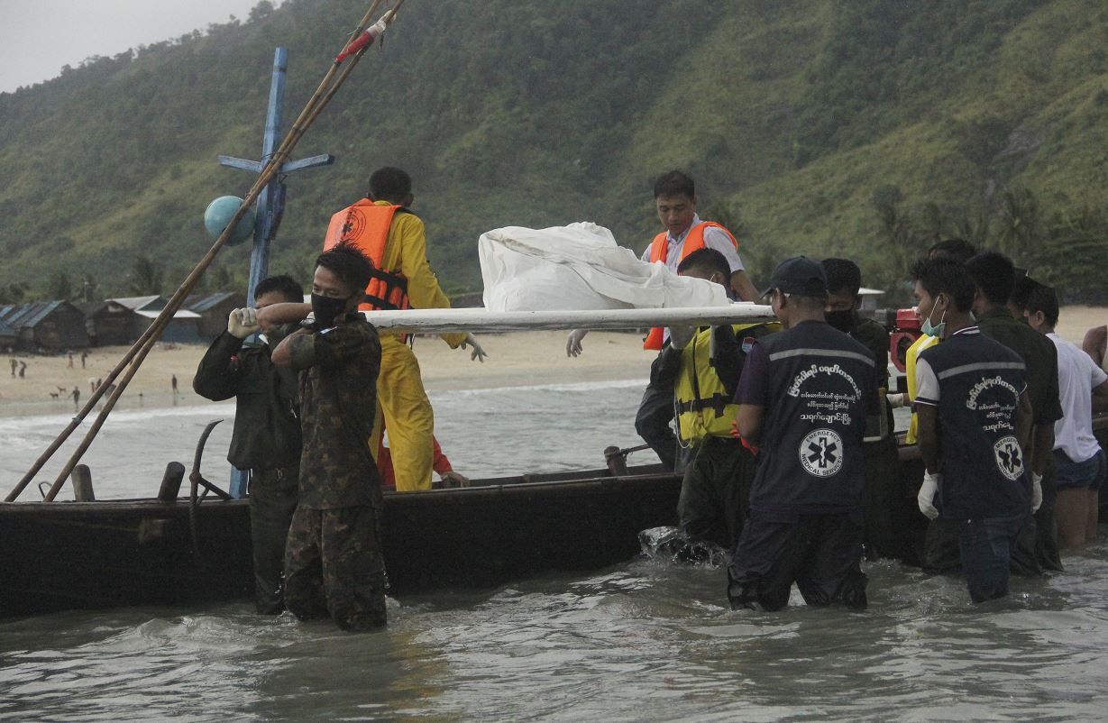 Rescate de cuerpos del avión militar estrellado en Myanmar