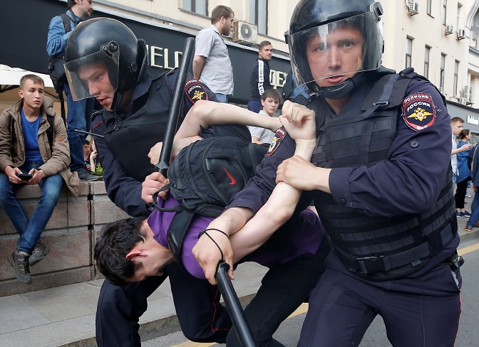La policía antidisturbios detiene a un hombre durante una protesta contra la corrupción en el centro de Moscú (Reuters)