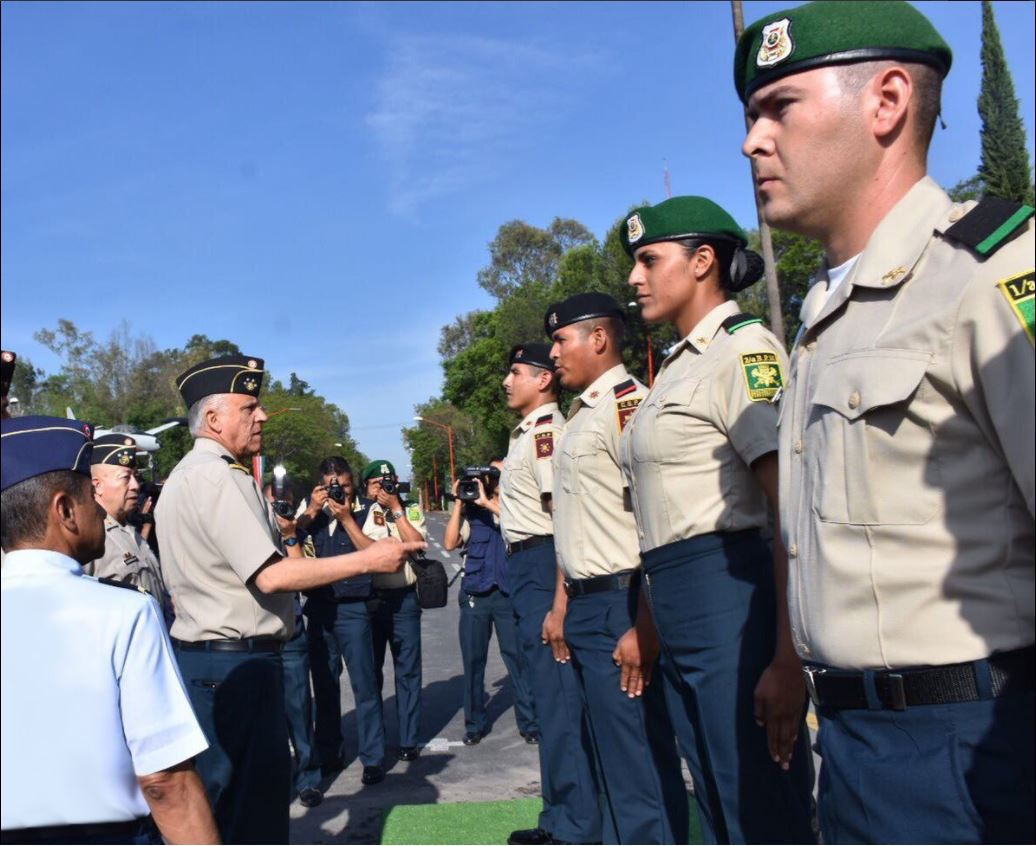 Militares reciben uniforme para eventos civicos