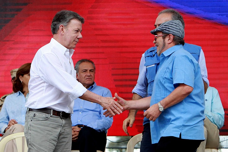 El presidente de Colombia, Juan Manuel Santos, estrecha la mano del máximo líder de las FARC, Rodrigo Londoño, “Timochenko” (EFE)