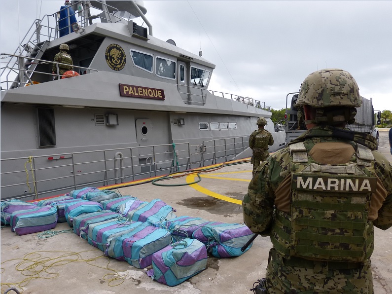 La Secretaría de Marina aseguró ladrillos de cocaína que flotaban en el mar, al suroeste de Puerto Chiapas (Foto: Semar)