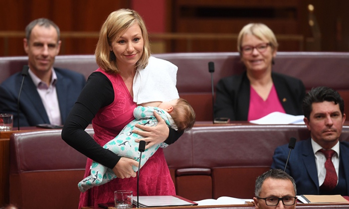 Senadora, Larissa Waters, amamanta, bebé, Parlamento, Australia