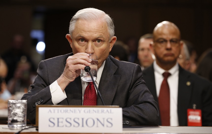 El procurador General de EU, Jeff Sessions, toma una copa de agua antes de testificar ante una audiencia del Comité de Inteligencia del Senado en Capitol Hill en Washington (Reuters)