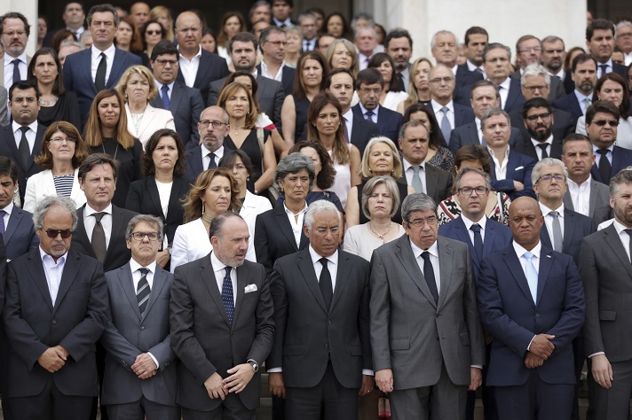 Miembros del gobierno de Portugal rinden un minuto de silencio en memoria de las víctimas del incendio forestal (AP)