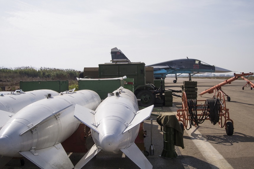 Explosivos cerca de un avión de guerra ruso en la base aérea de Hemeimeem, Siria (AP/Archivo)