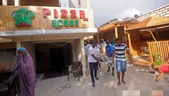 Ataque contra dos restaurantes deja 20 muertos en Mogadiscio, Somalia