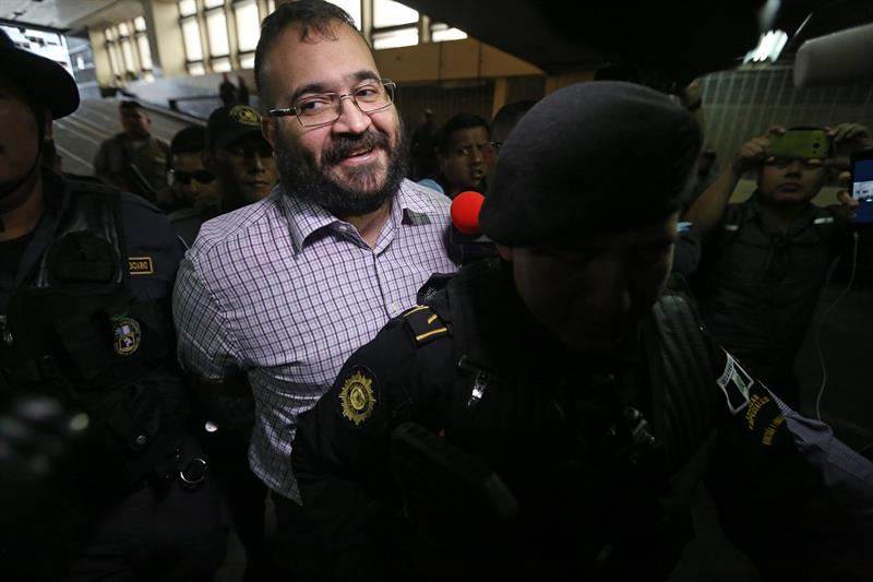 Sonriente, Javier Duarte acepta enfrentar acusaciones en México