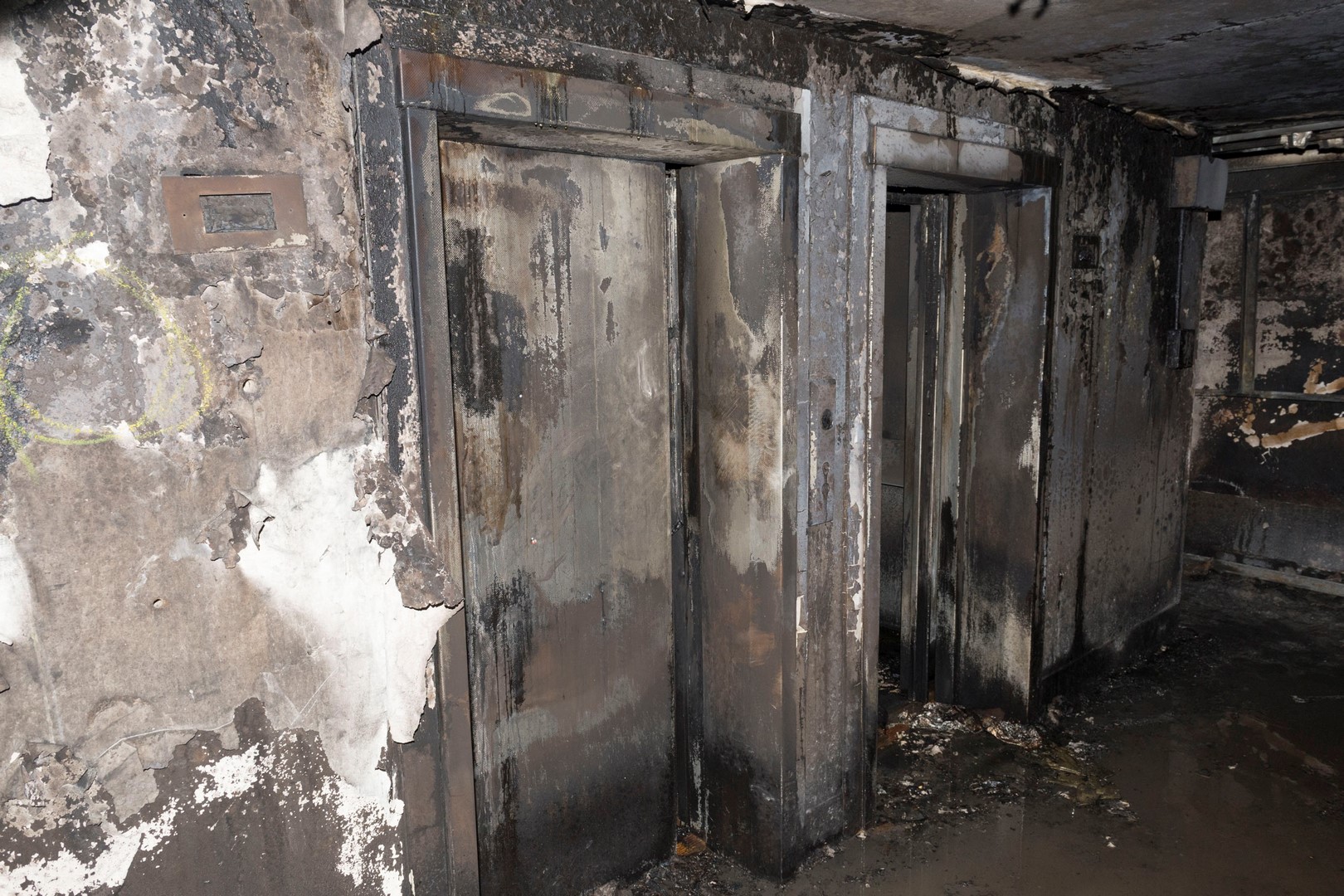 Vista de un pasillo de los departamentos incendiados en Londres