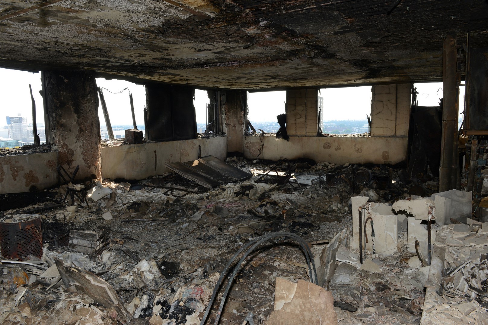 Imagen del interior de uno de los departamentos incendiados en Londres