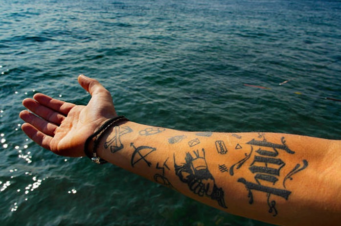 Expertos recomiendan evitar nadar después de hacerse un tatuaje (Getty Images)