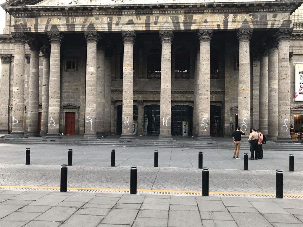 Grafitean el teatro Degollado de Guadalajara; hay dos menores detenidos