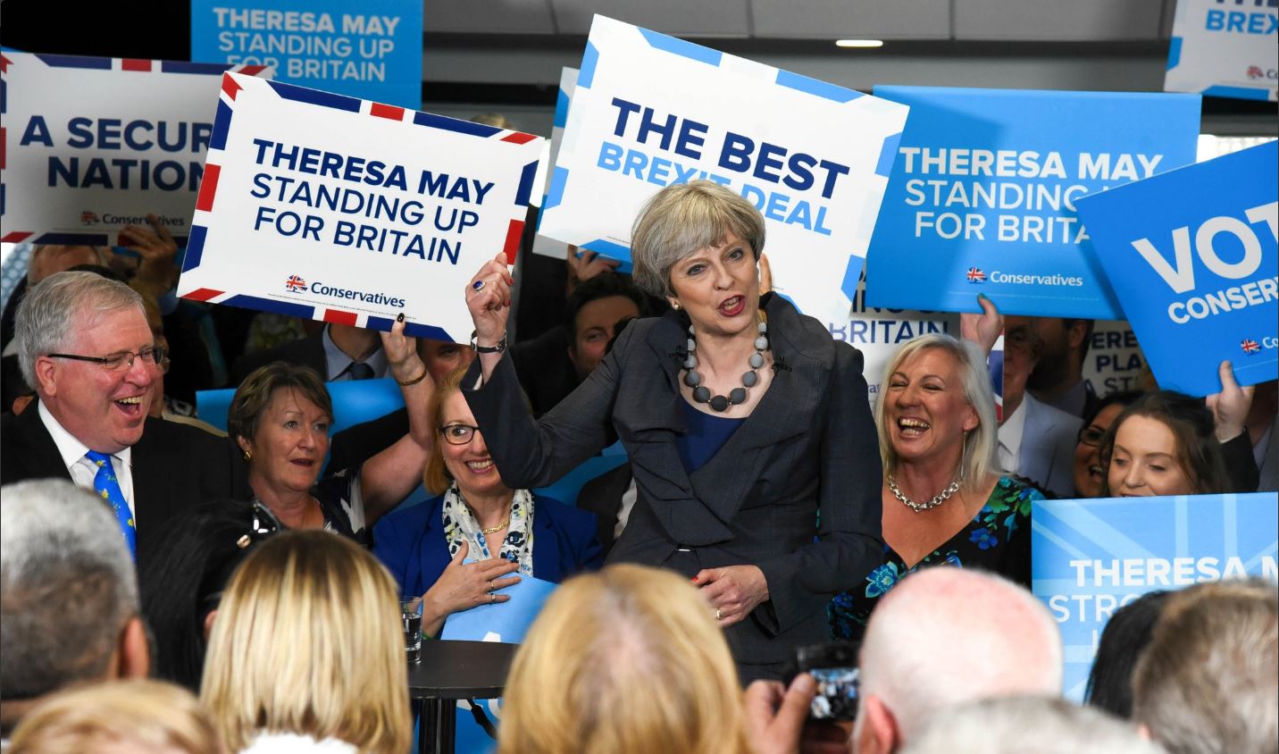 Theresa May participa en un evento electoral
